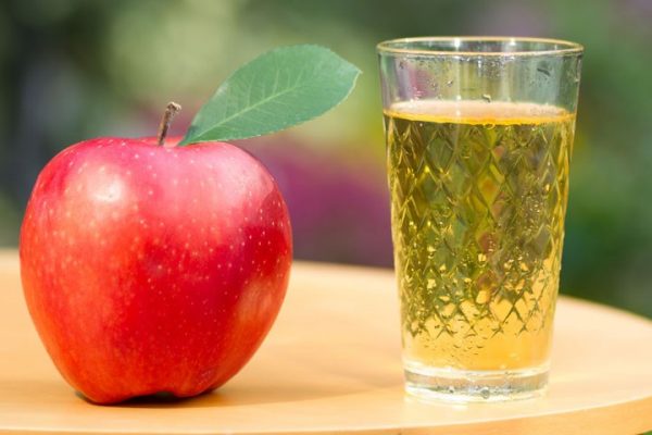 ونقدم هنا أفضل 10 فوائد صحية من عصير التفاح: