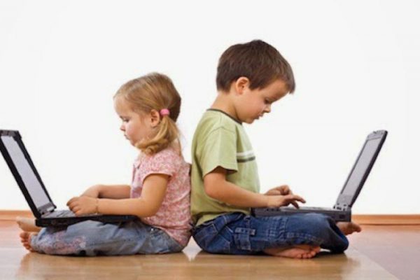 مخاطر مواقع التواصل الإجتماعى على الأطفال
