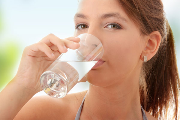 هل شرب الماء بعد الولادة القيصرية مضر