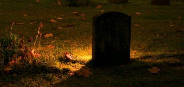 تفسير رؤية زيارة القبور في المنام للعزباء
