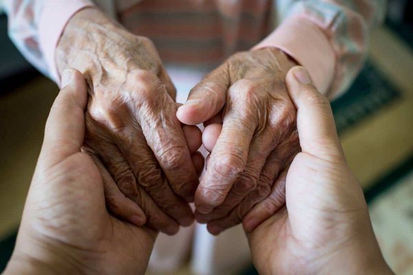صفات الأخصائي الاجتماعي المختص في مجال الرعاية بالمسنين