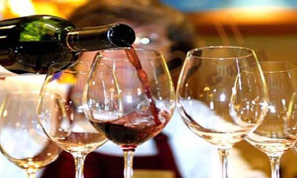 تفسير رؤية الخمر في المنام دون شربه بالنسبة للمرأة المتزوجة