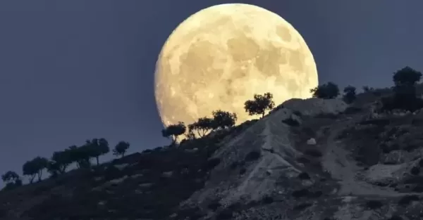 تفسير حلم رؤية القمر كبير وقريب للعزباء