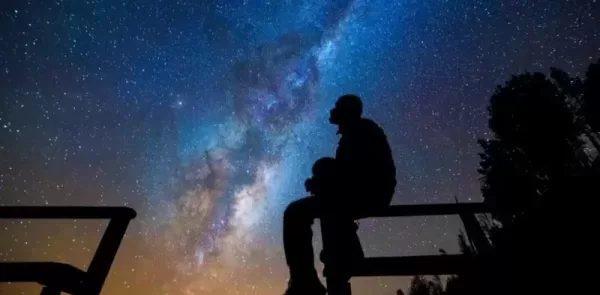 تفسير رؤية النجوم تلمع في السماء بالمنام للرجل